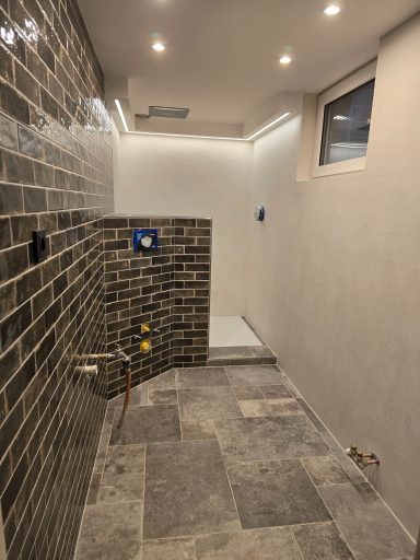 Modernes gefliestes und in Beton Optik gespachteltes Bad