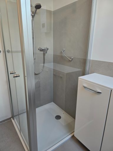 Nach der Modernes Badezimmer in Betonoptik, Fugenlos.