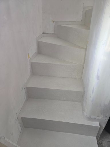 Auch Treppen kann man in beton Optik machen
